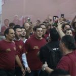 Le pagaron a militantes para llenar el acto de Adorni y los estafaron: «Vinimos por 25 lucas y nos quieren dar 10»