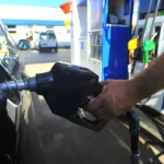 El Gobierno prorrogó un nuevo aumento del impuesto a los combustibles para enero