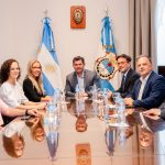 Después de un día histórico para el gobierno, Orrego recibió a representantes de Halilán