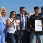 Orrego entregó casas en Sarmiento y anunció la pavimentación de una calle clave en el departamento