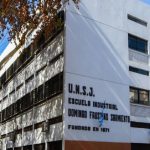 Adicus profundiza el reclamo con clases públicas y un abrazo simbólico a la Escuela Industrial