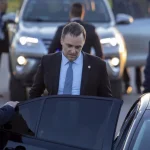 Adorni intentó manipular al contratista y de paso le pidió: «me salta la térmica del cubículo»