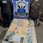 Cayó un búnker de drogas en Villa Chacabuco: secuestraron cocaína, dinero y detuvieron a una mujer
