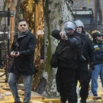 Descubren a un comisario de civil disparando a la gente y el Congreso quiere citar a Monteoliva