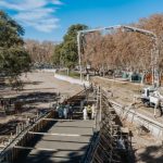 El nuevo puente del lago del Parque de Mayo consolida su estructura principal