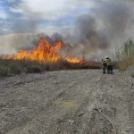 Zonda y fuego: bomberos y protección civil combaten focos en el Médano de Oro