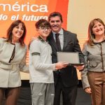 Orrego encabezó la entrega de computadoras para estudiantes de secundarias estatales de Capital
