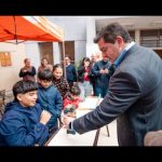 Orrego recorrió San Juan Cerca en Rawson, con servicios y trámites para las familias